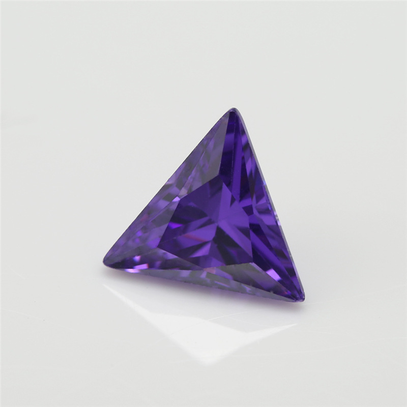 Produttore all'ingrosso 5A Deep Purple Triangle Cubic Zirconia per gioielli