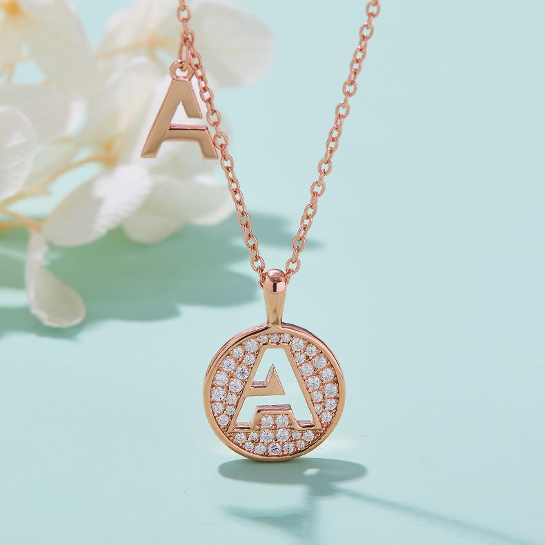 Serie alfabetica Una bella collana in oro rosa