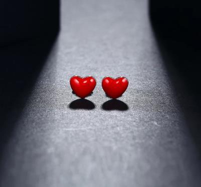 Orecchino da donna a forma di cuore rosso smaltato artigianale argento Stud