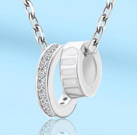 Collana con temperamento semplice Ciondolo con geometria a doppio anello classico da donna in argento sterling con inserto in diamante