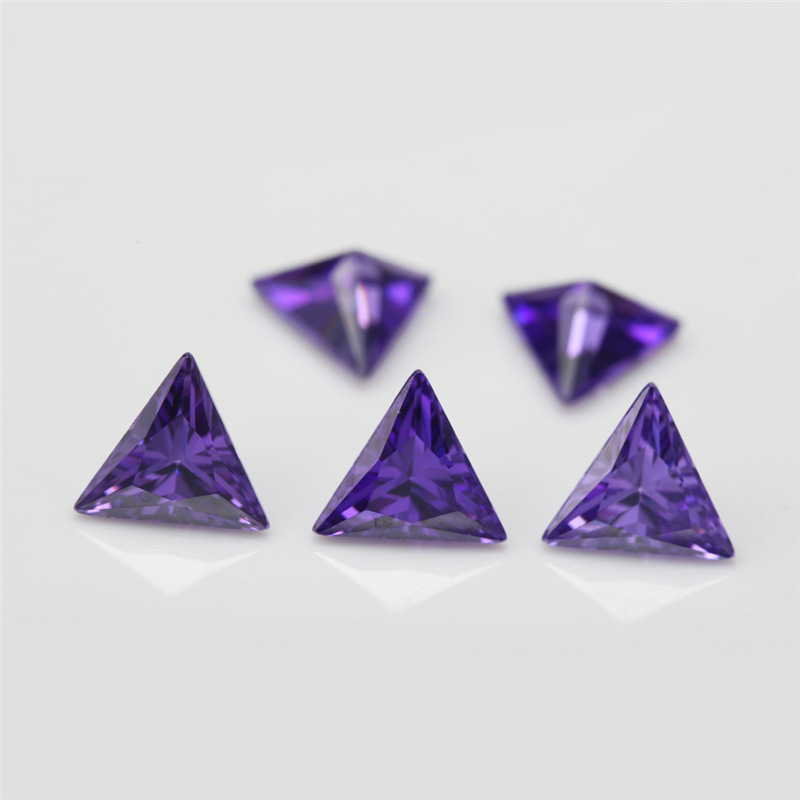 Produttore all'ingrosso 5A Deep Purple Triangle Cubic Zirconia per gioielli