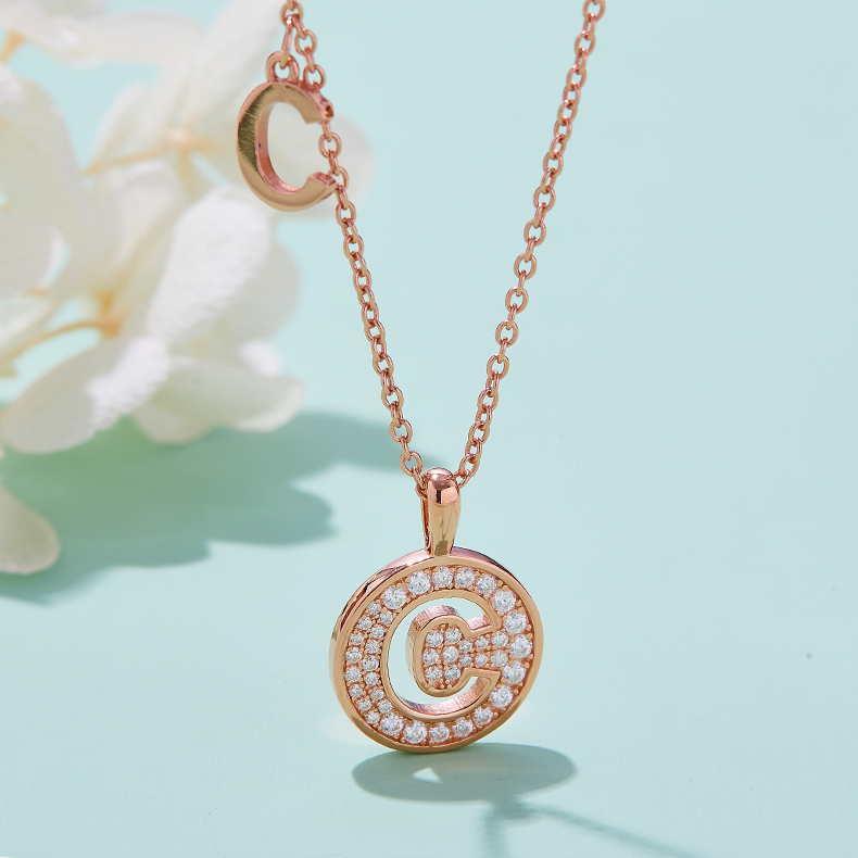 Serie alfabetica C Bella collana in oro rosa