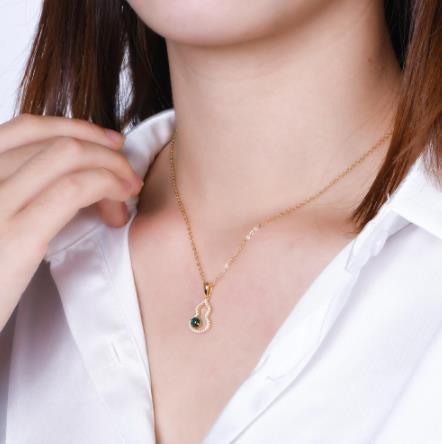 Collana con ciondolo a forma di zucca classica con smeraldo rotondo in oro 18 carati Gioielli squisiti