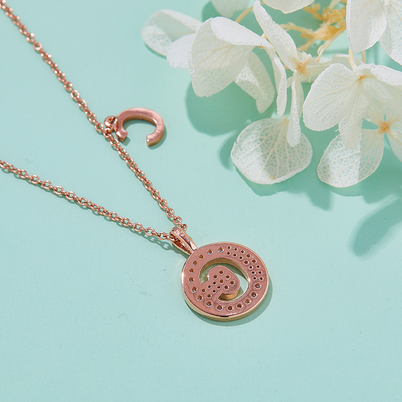 Serie alfabetica C Bella collana in oro rosa