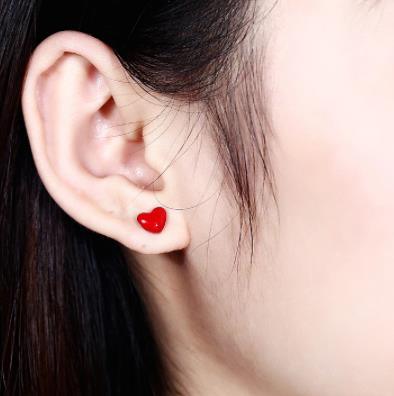 Orecchino da donna a forma di cuore rosso smaltato artigianale argento Stud