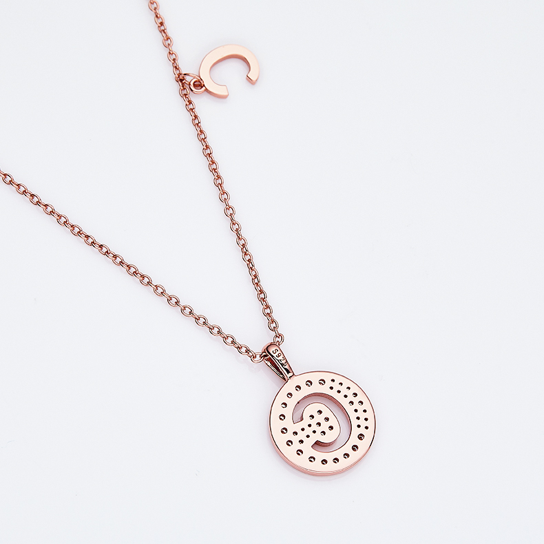 Serie alfabetica C Bella collana in oro rosa