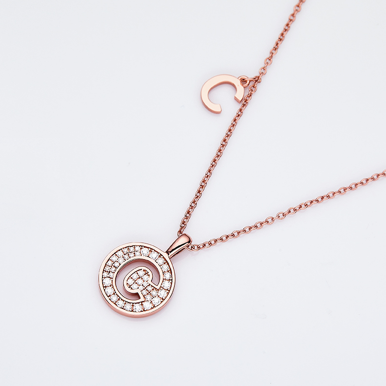 Serie alfabetica C Bella collana in oro rosa