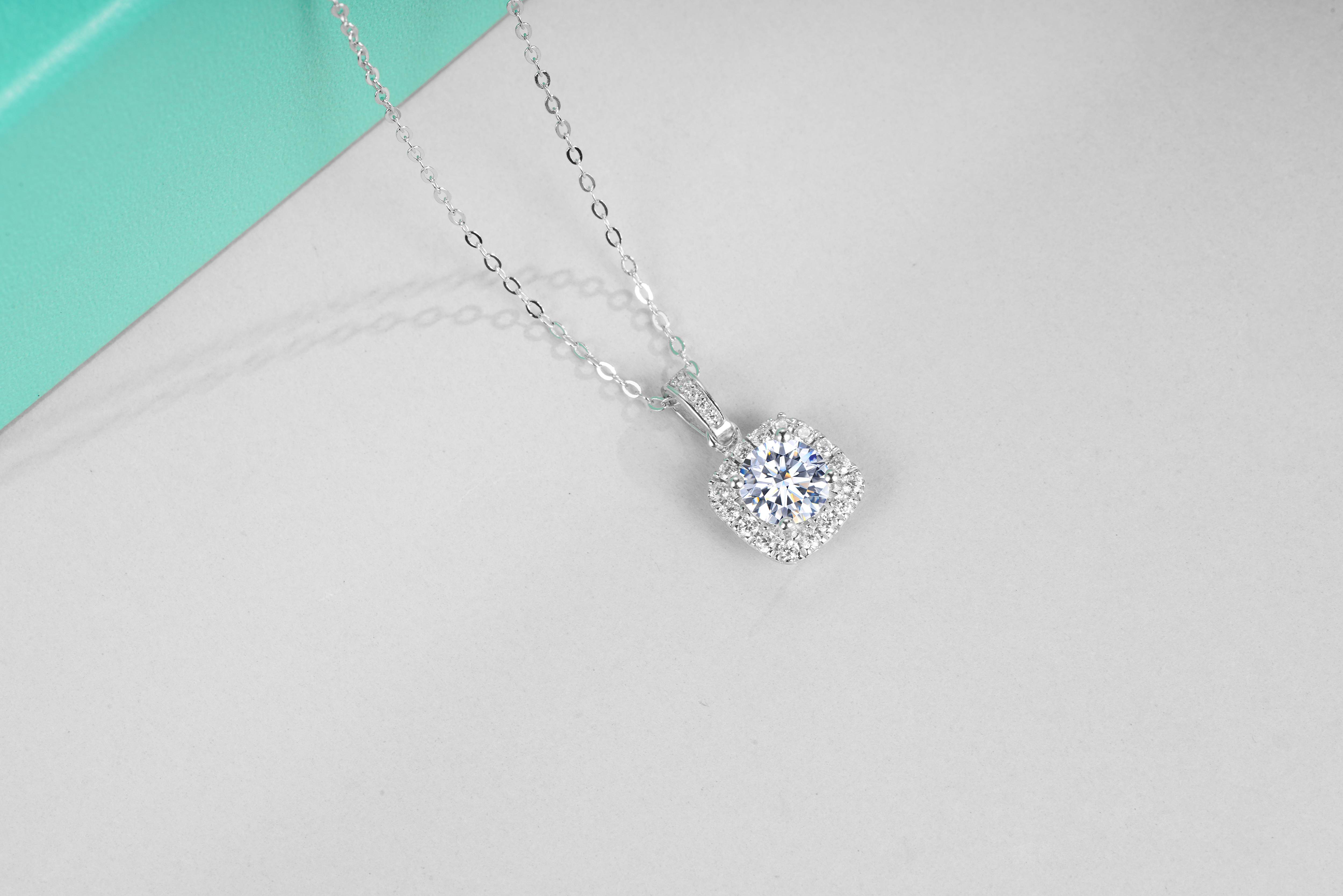 Splendido design in argento sterling 925 placcato in platino 14K Moissanite collana