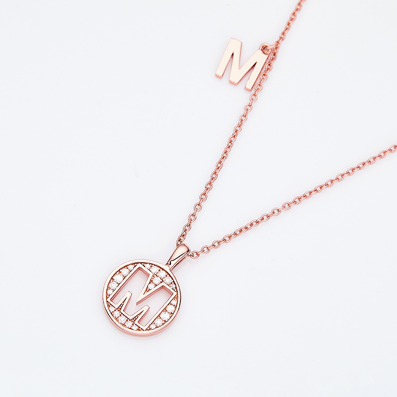 Serie alfabetica M Bella collana in oro rosa