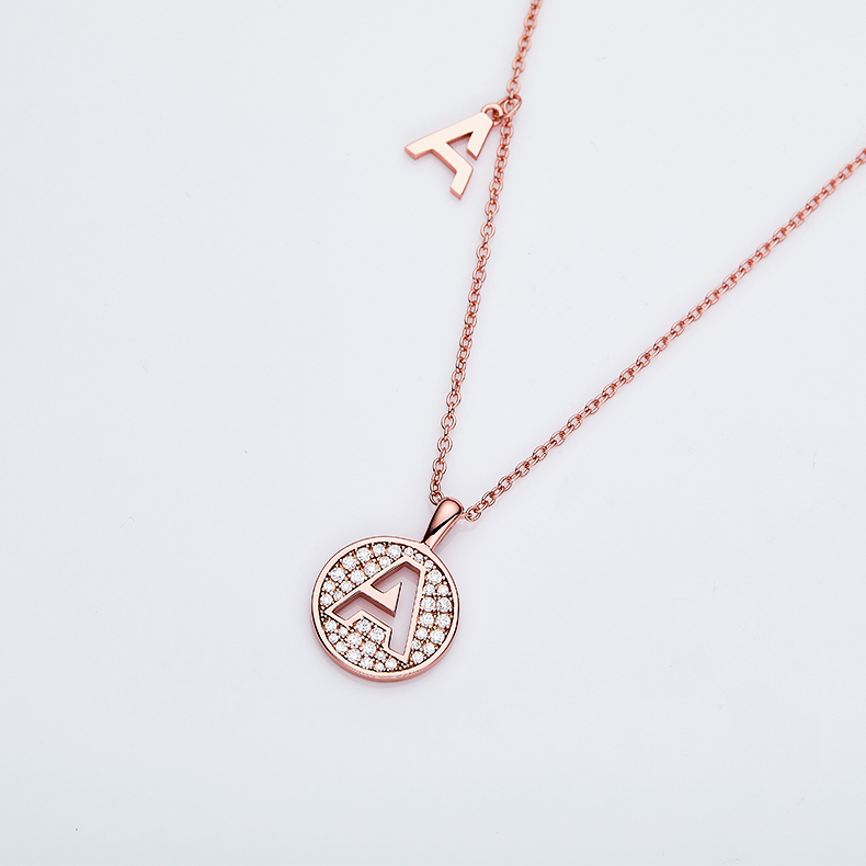 Serie alfabetica Una bella collana in oro rosa